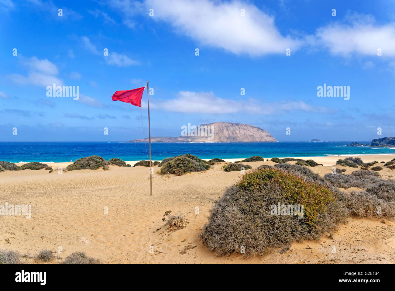 Bandiera rossa sulla Playa de las Conchas, Graciosa, Lanzarote, Isole Canarie, Spagna Foto Stock