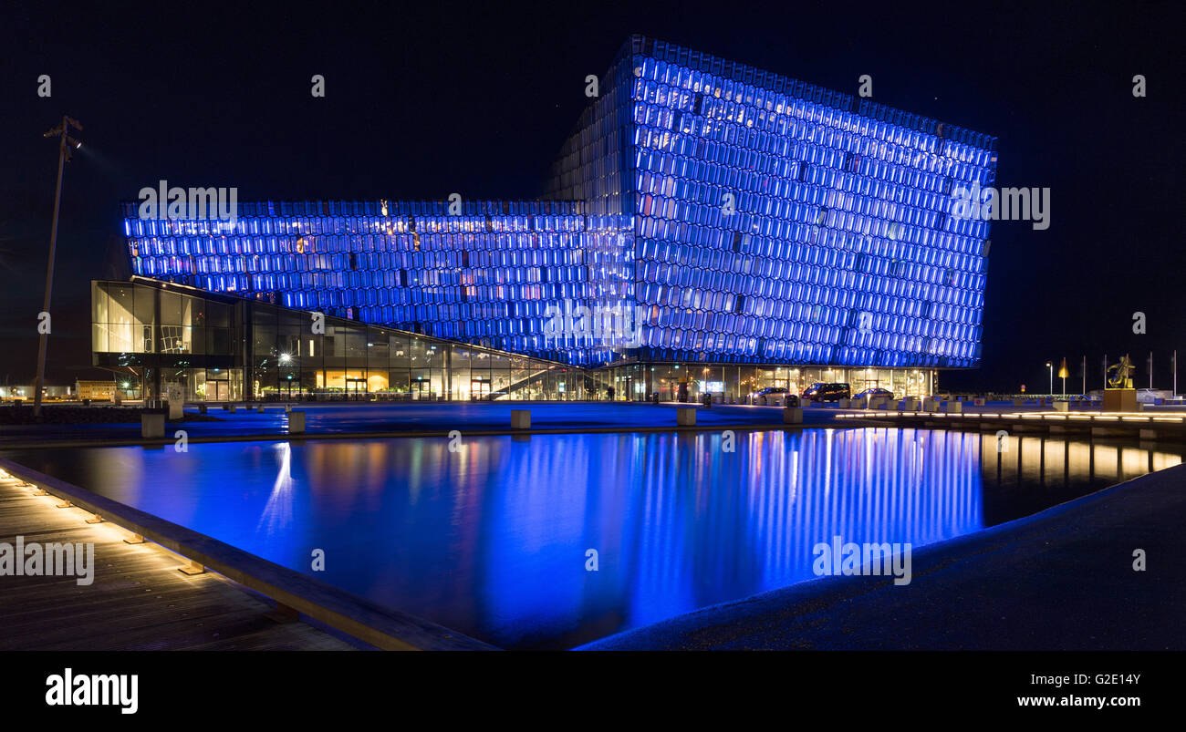 Illuminata, harpa concert hall e il centro conferenze, di notte, Reykjavik, Islanda Foto Stock