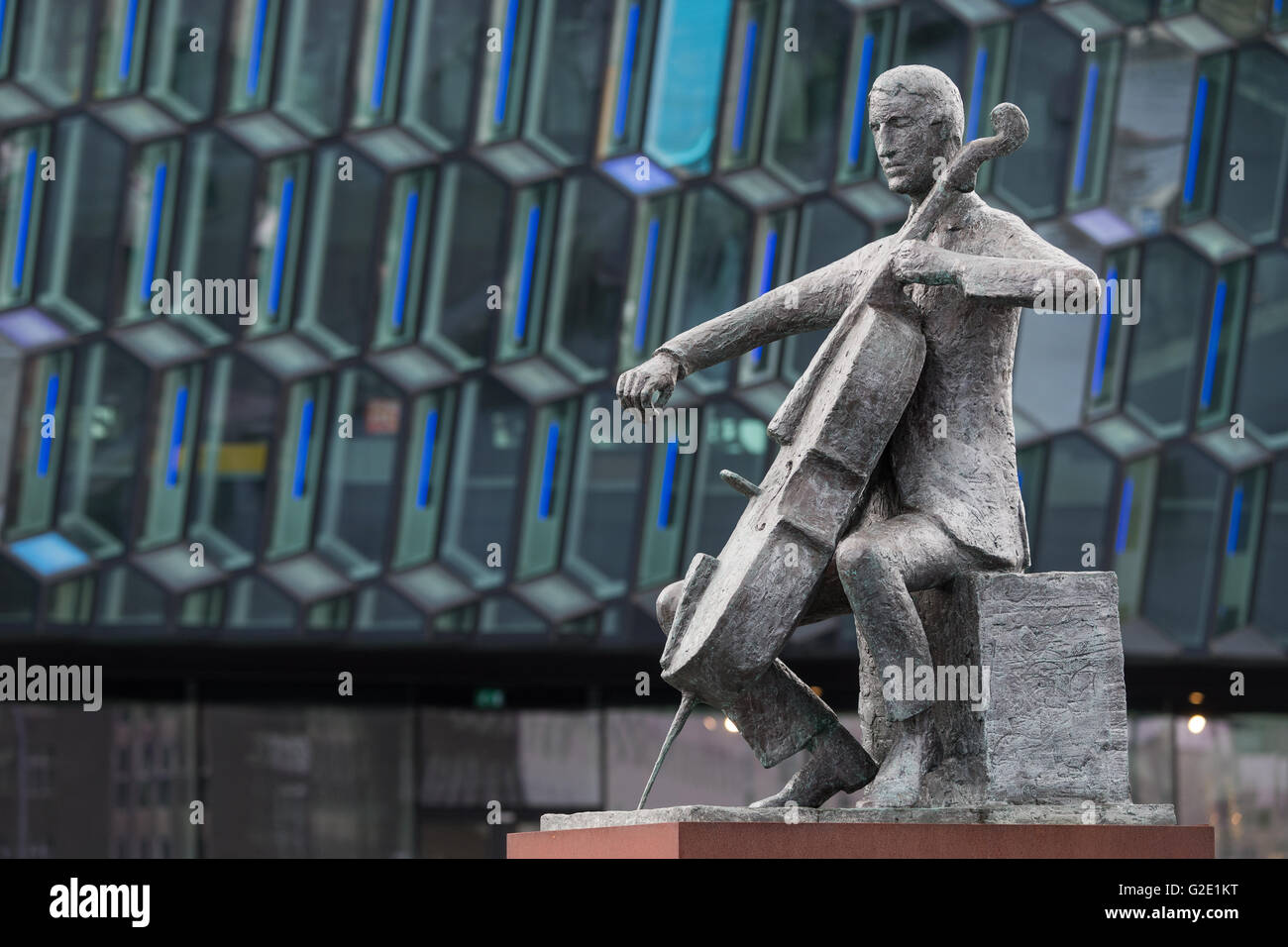 La scultura, musicista, violoncellista davanti, Harpa Concert Hall e il centro conferenze, Reykjavik, Islanda Foto Stock