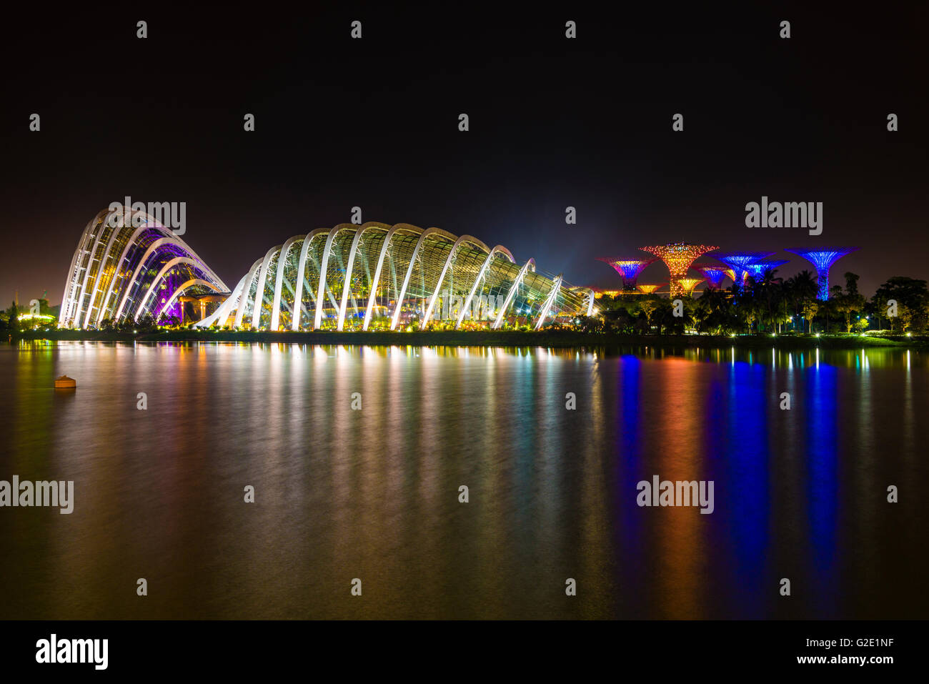 La riflessione di acqua durante la notte, Super alberi, fiore Dome, Cloud Forest, giardini, giardini dalla baia di Marina Bay, Downtown Core Foto Stock