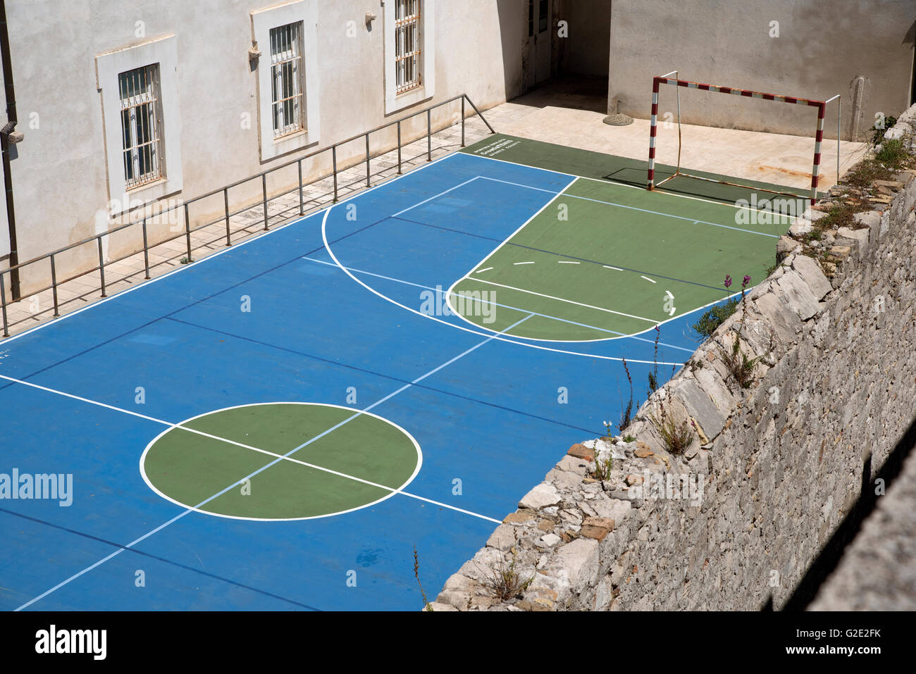 Giudice Sportivo Dubrovnik Croazia una panoramica di una scuola di sport corte contrassegnati per l'uso in vari sport Foto Stock