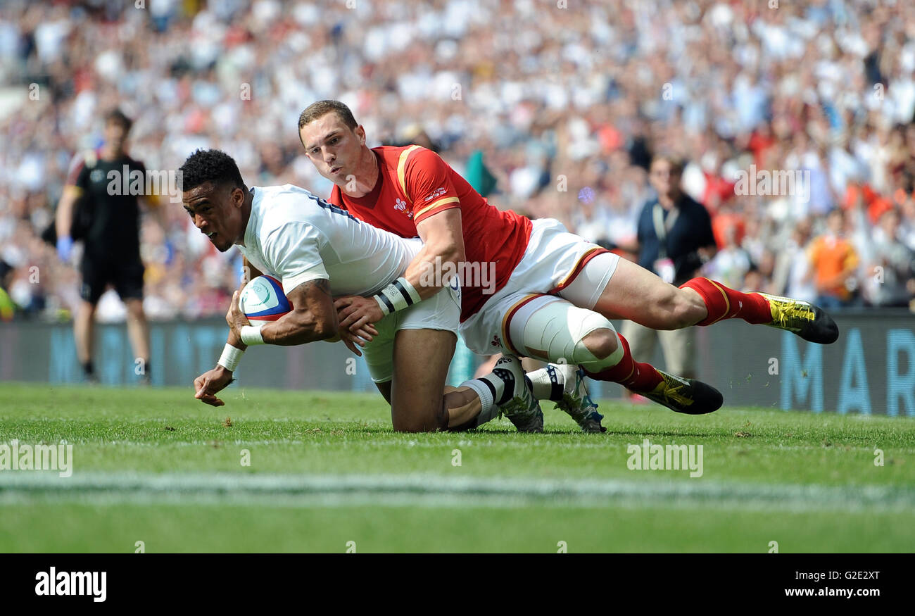 Inghilterra Anthony Watson passa al cliente il suo lato della seconda prova durante il vecchio ricchezza reciproca Cup match a Twickenham Stadium di Londra. Foto Stock