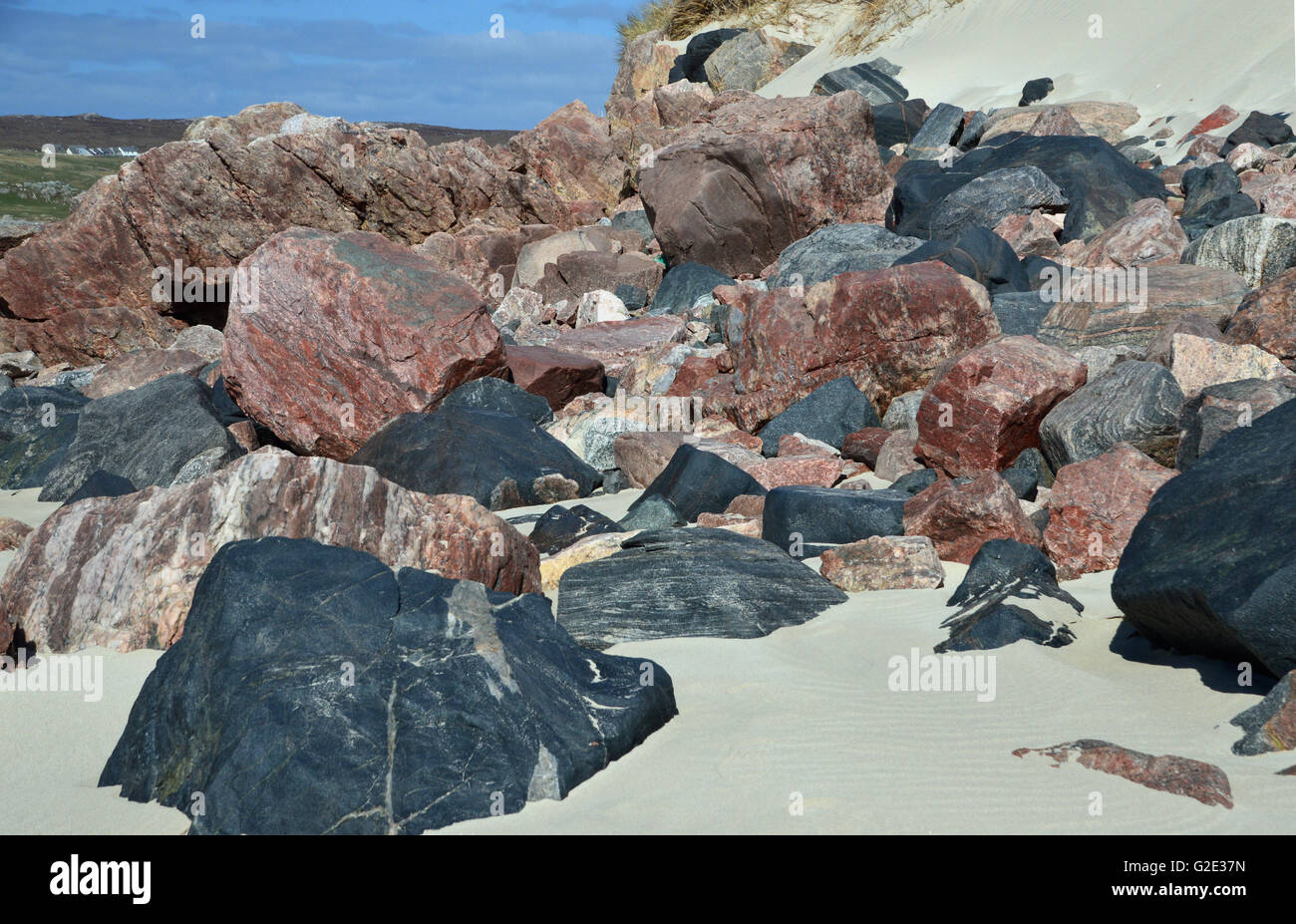 Una Collezione mista di Lewisian Gneiss rocce di Uig Bay (Camas Uig) sul Nord Harris, Ebridi Esterne, Western Isles, Scotland, Regno Unito Foto Stock