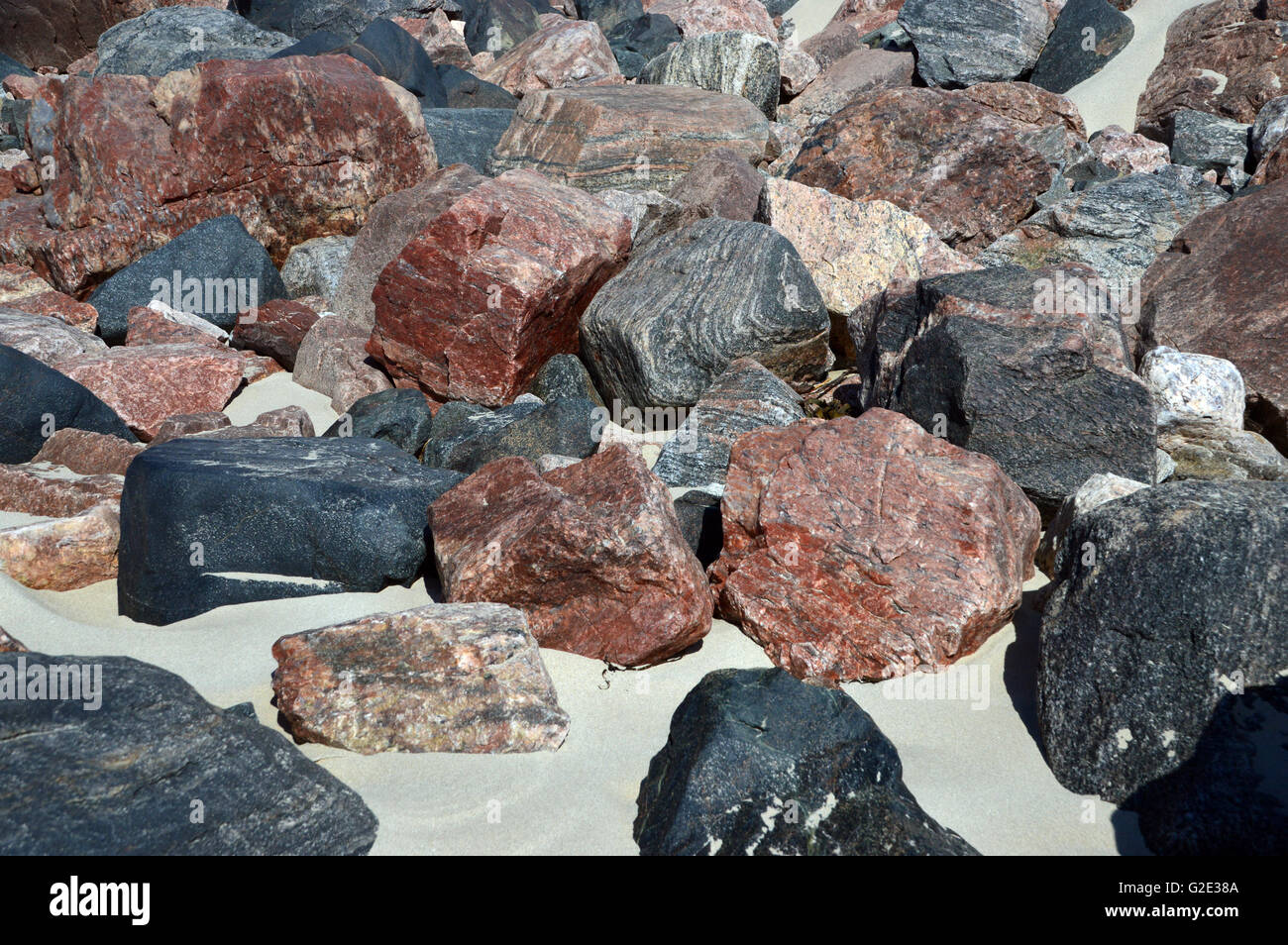 Una Collezione mista di Lewisian Gneiss rocce di Uig Bay (Camas Uig) sul Nord Harris, Ebridi Esterne, Western Isles, Scotland, Regno Unito Foto Stock