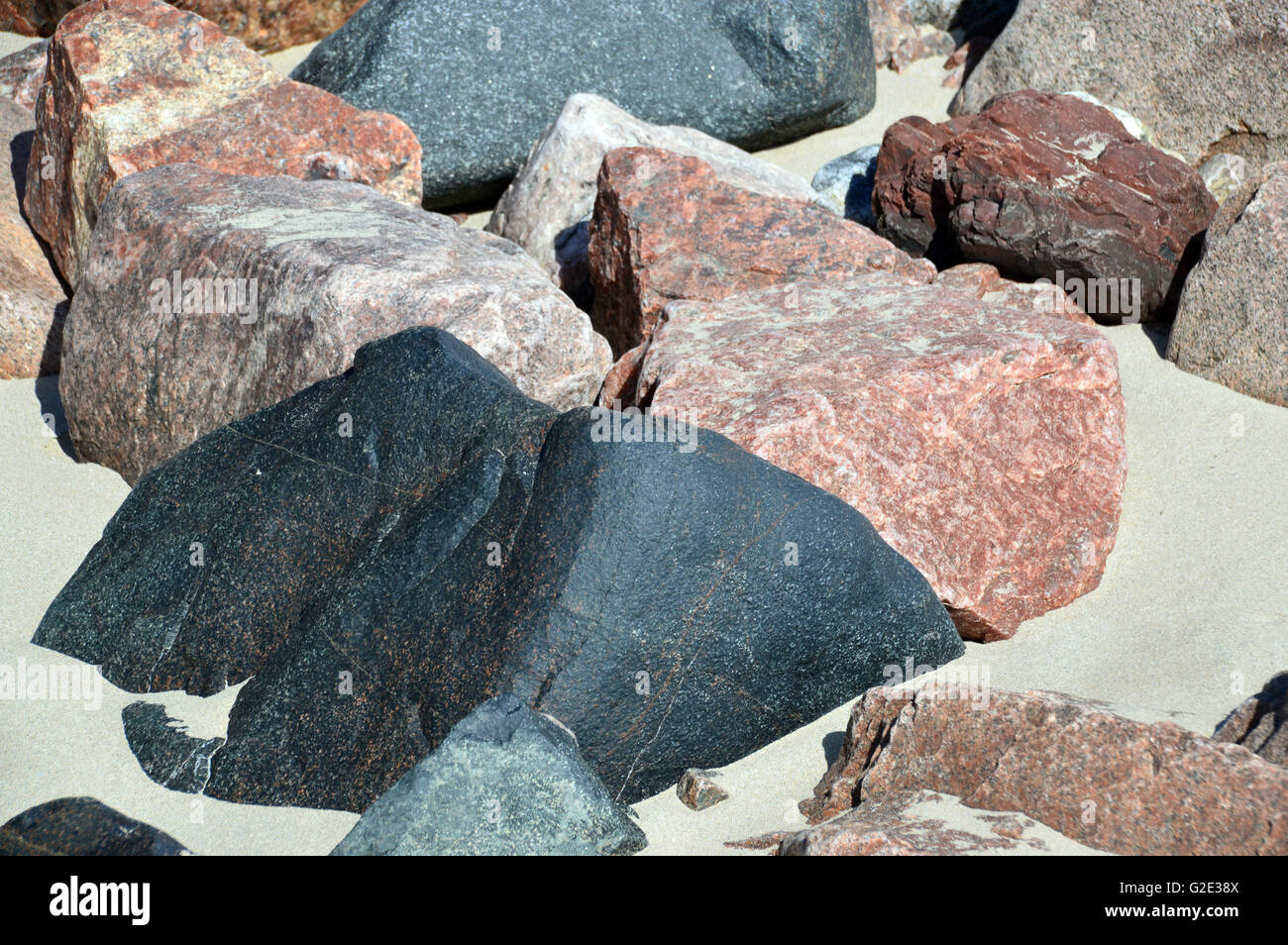 Una Collezione mista di Lewisian Gneiss rocce di Uig Bay (Camas Uig) sul Nord Harris, Ebridi Esterne, Western Isles, Scotland, Regno Unito Foto Stock