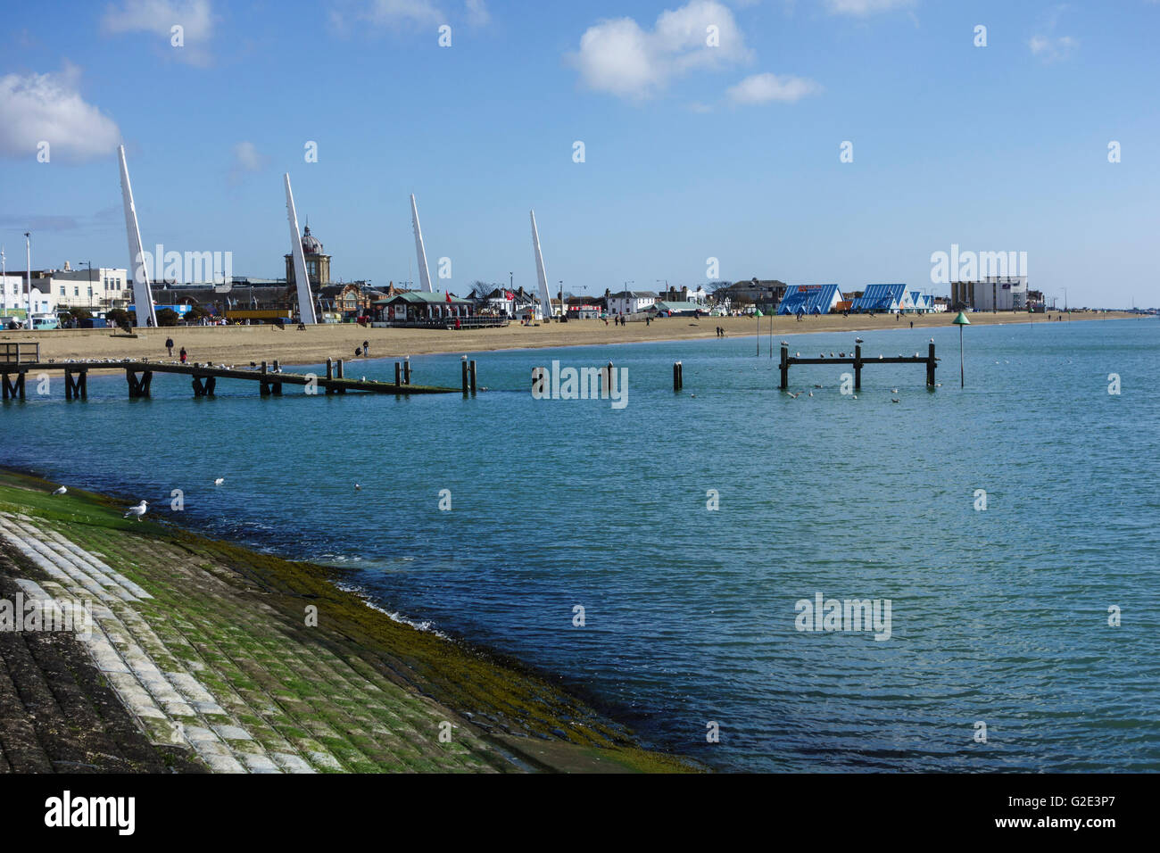 City Beach a Southend on Sea, che mostra sei alti pilastri di illuminazione. Foto Stock