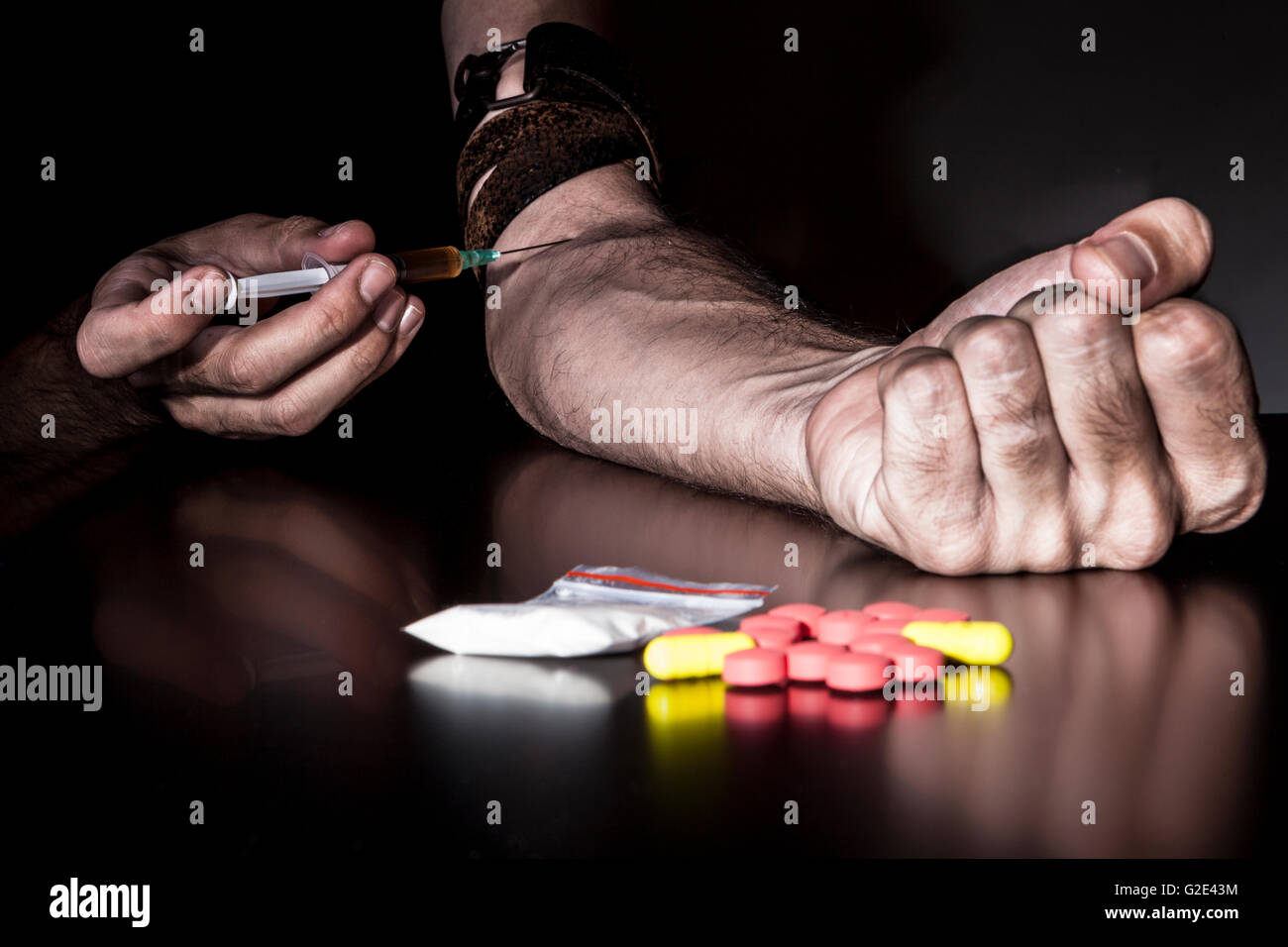 Iniettare farmaci con siringa con pillole colorate e sacchetto di polvere in primo piano Foto Stock