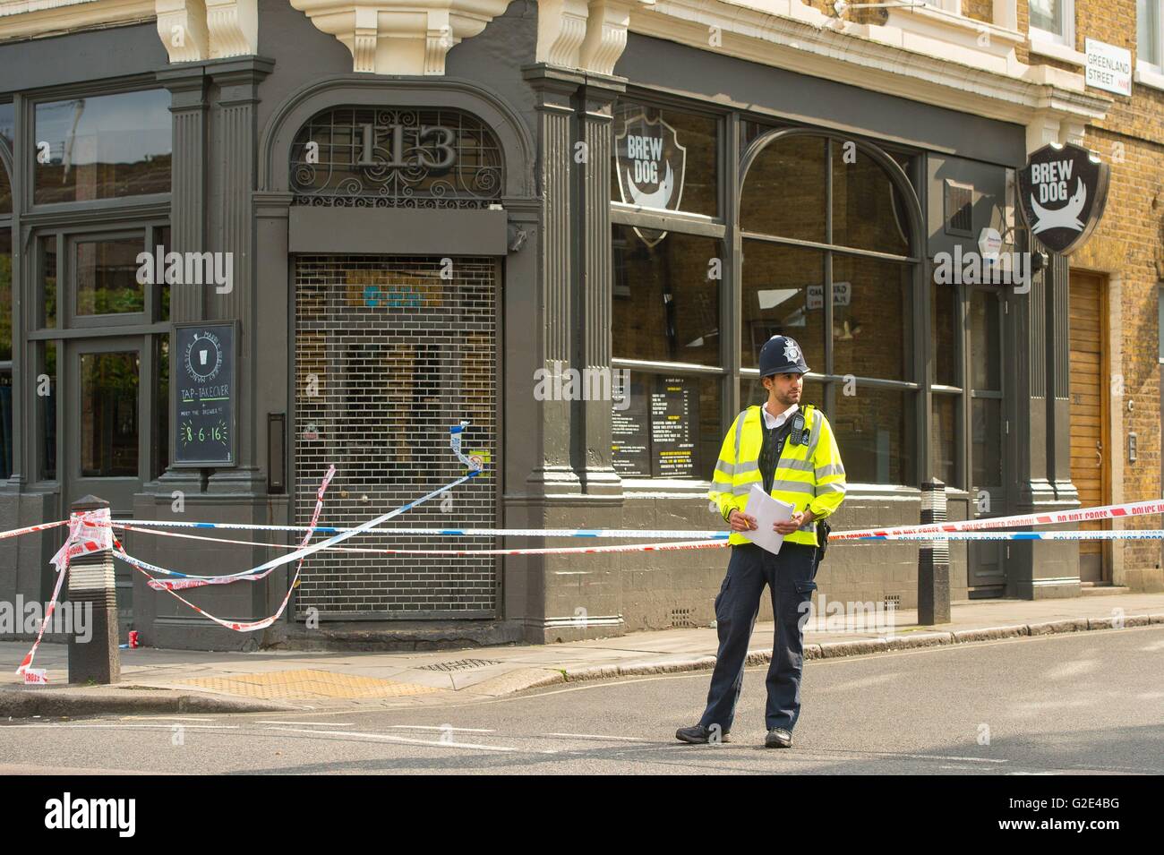 Cordone di polizia fuori strada della Groenlandia in Camden, Londra del nord dopo il fatale accoltellato di un uomo creduto di essere nel suo 30s, nelle prime ore della domenica mattina. Foto Stock