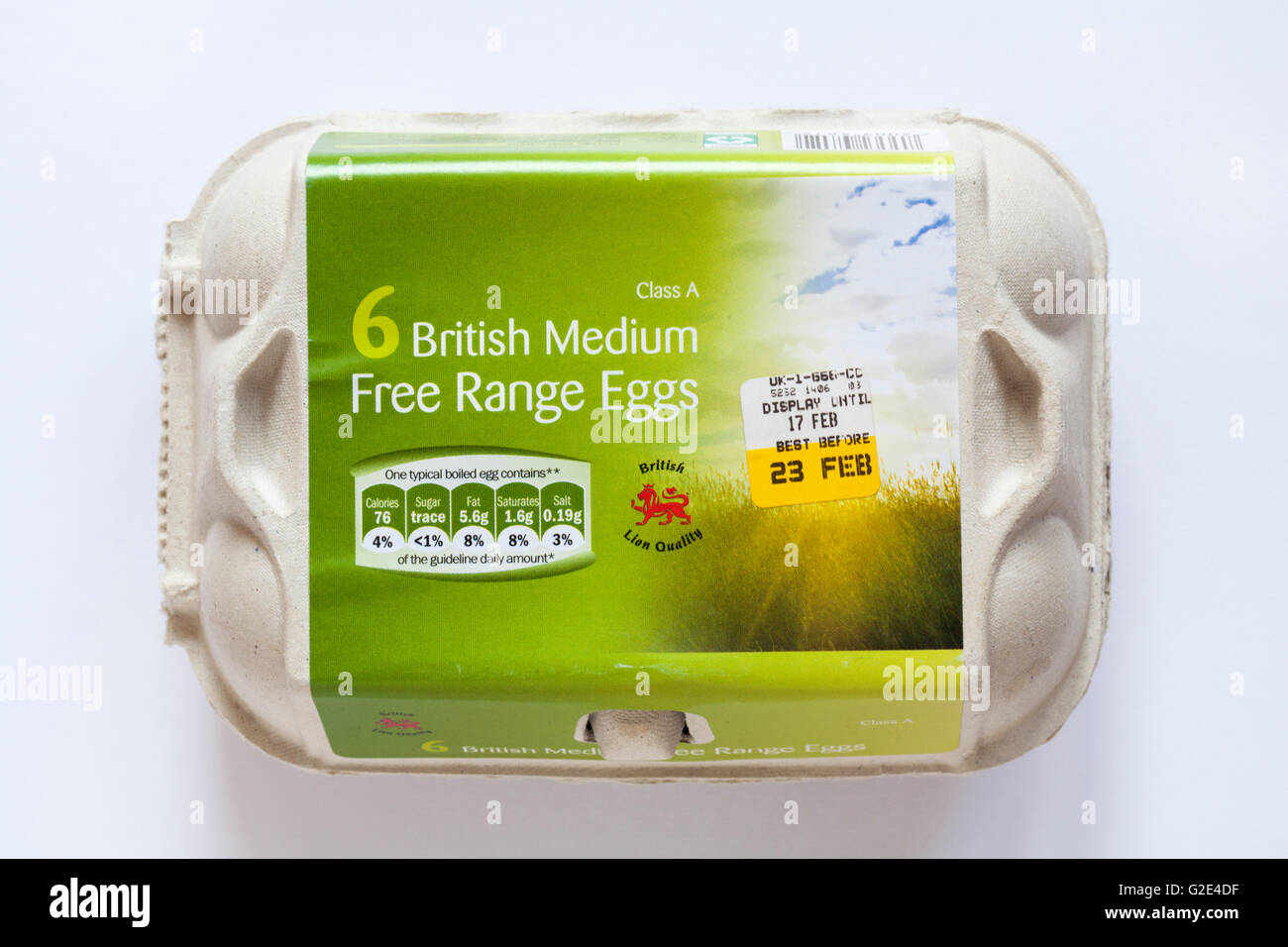 Uovo scatola chiusa - confezione di uova di British Lion 6 di qualità medio britannico free range uova isolate su sfondo bianco - eggbox Foto Stock