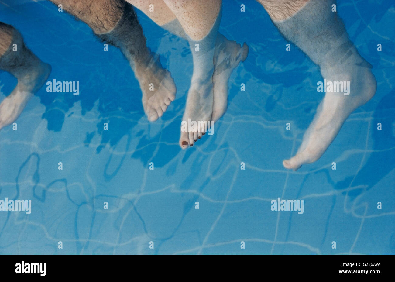 Piedi penzolanti in un pool Foto Stock