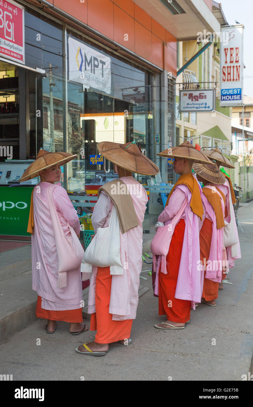 I monaci buddisti con ciotole in Mandalay, Myanmar, Asia del Sud, Asia Foto Stock