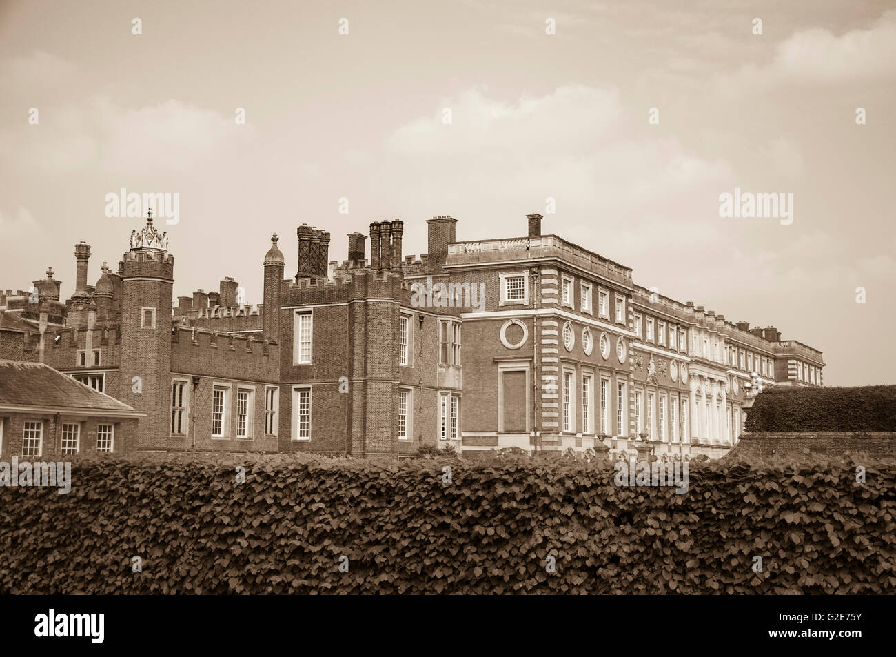 Hampton Court Palace in tonalità seppia Foto Stock