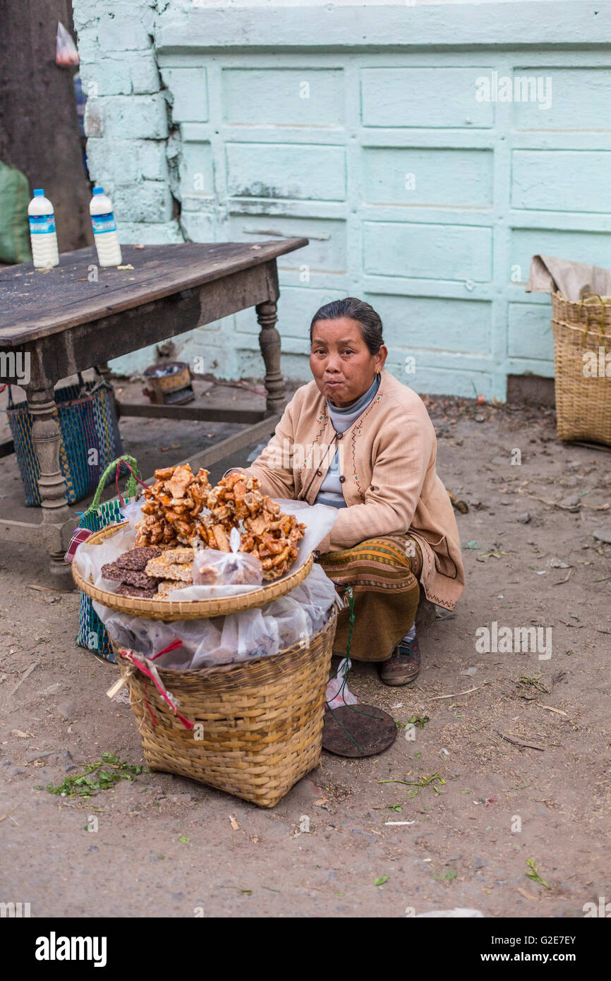 Donna vendita di ortaggi e frutta e altri alimenti in un mercato, MYANMAR Birmania, Asia sud-orientale, Asia Foto Stock