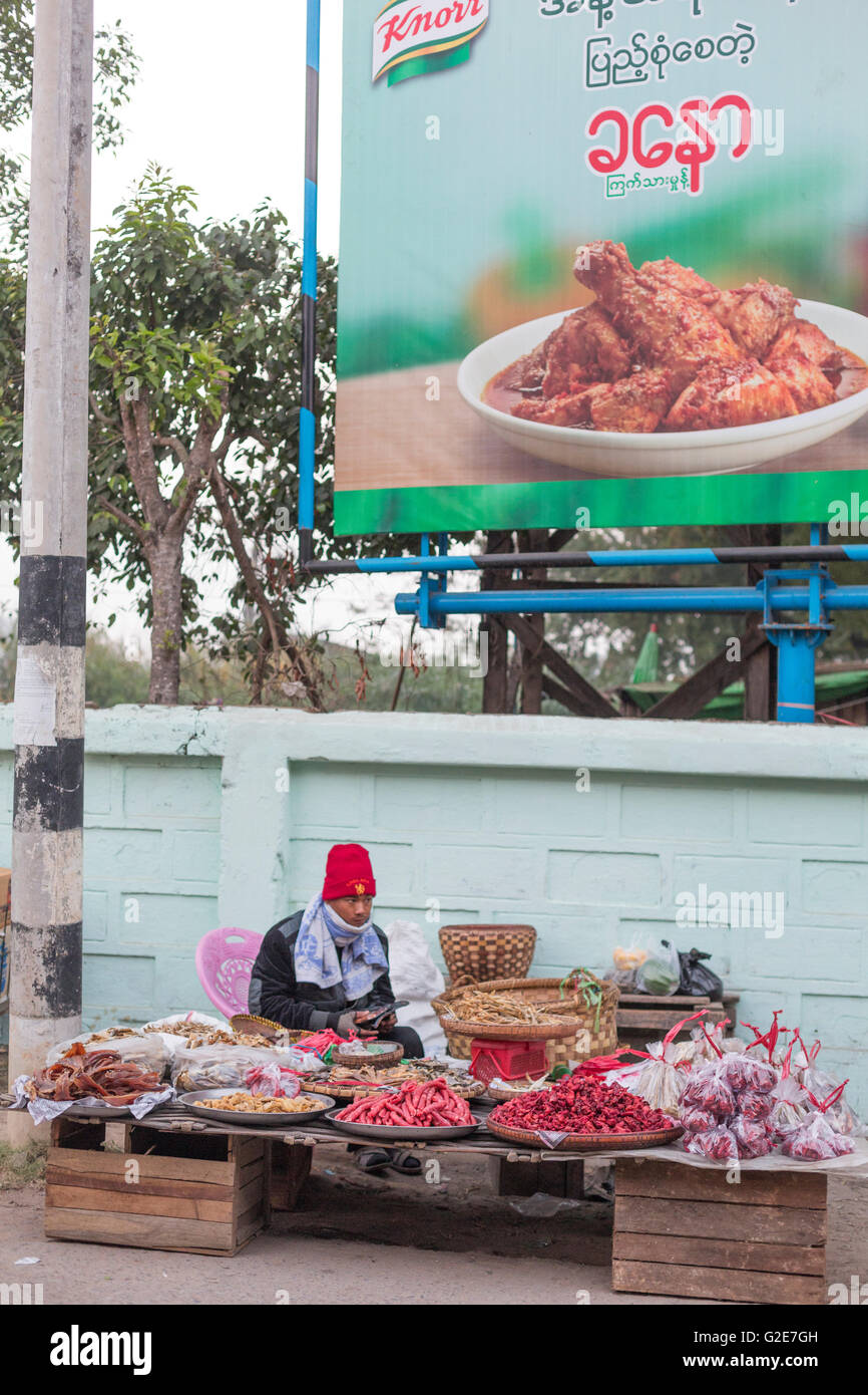 L'uomo vendita di ortaggi e frutta e altri alimenti in un mercato, MYANMAR Birmania, Asia sud-orientale, Asia Foto Stock