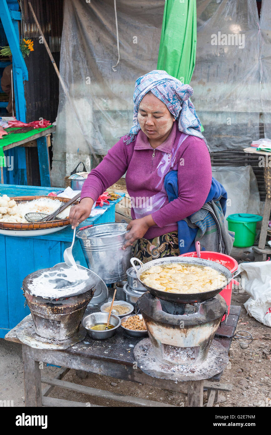 Donna vendita di ortaggi e frutta e altri alimenti in un mercato, MYANMAR Birmania, Asia sud-orientale, Asia Foto Stock