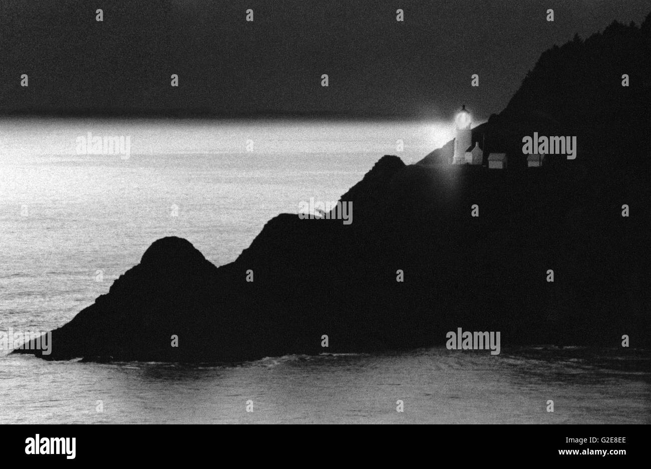 Faro sulle rocce scure Foto Stock