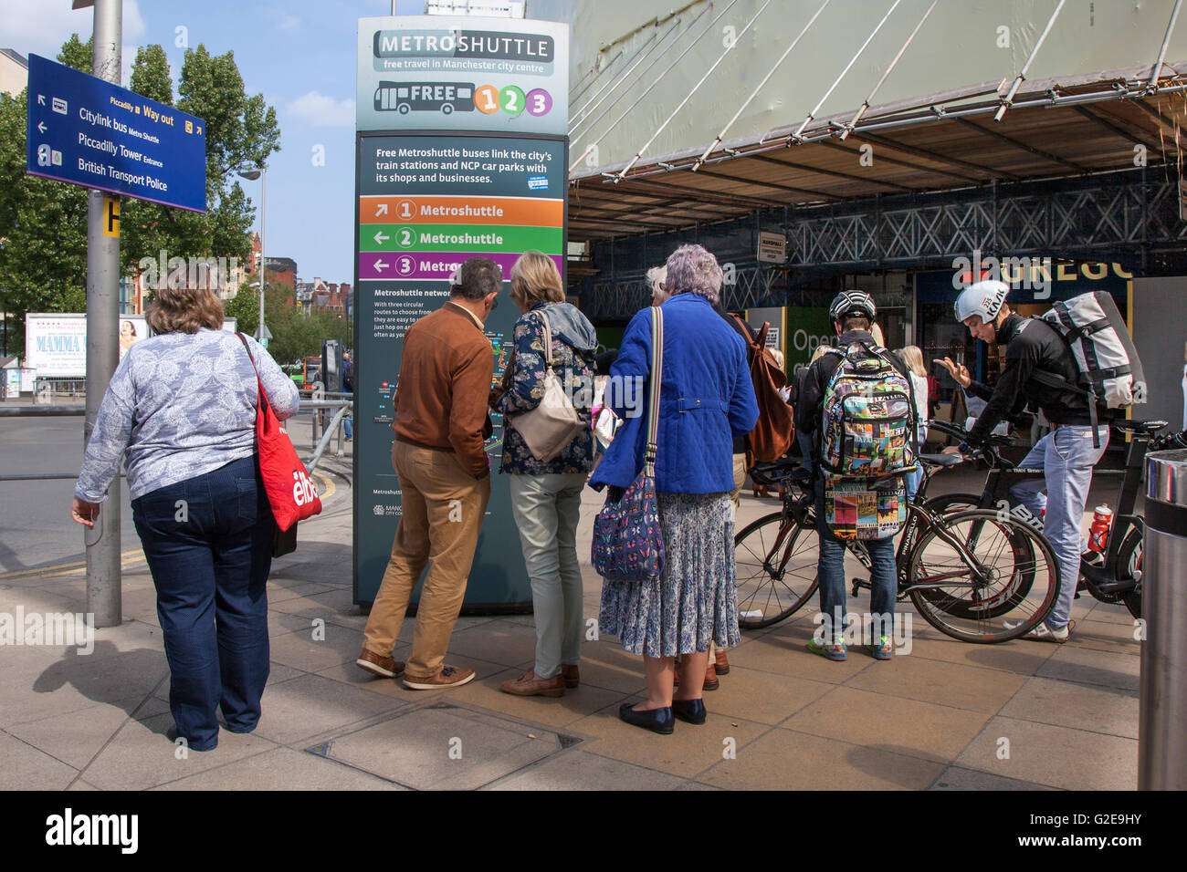 Indicazioni turistiche per diverse destinazioni in Manchester, UK. Il 28 maggio 2015. Bank Holiday getaway come i passeggeri in arrivo a Manchester sulla stazione della metropolitana di consultare le mappe per la loro città di destinazione, con le loro partenze essendo descritta come via di fuga inferno, con 'madness e "pandemonio. Foto Stock