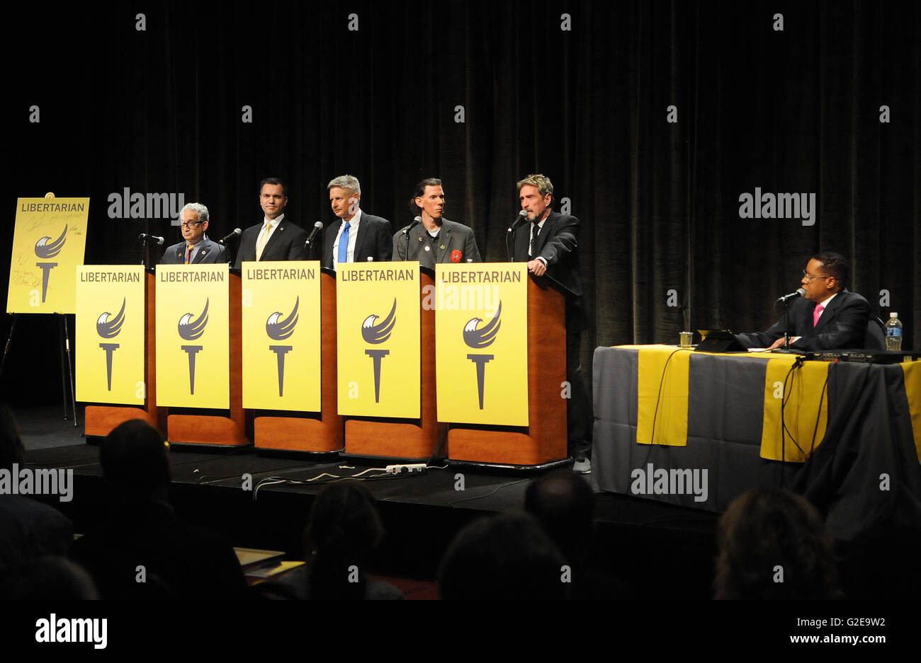 Orlando, Florida, Stati Uniti d'America. 28 Maggio, 2016. Partito libertario candidati presidenziali (da sinistra) Marc Allan Feldman, Austin Petersen, ex governatore del Nuovo Messico Gary Johnson, Darryl Perry e John McAfee partecipare ad un dibattito moderato da host radio Larry Elder (a destra) al 2016 libertarie Nominating Convention presso il Rosen Centre Hotel di Orlando, in Florida, il 28 maggio 2016. Convenzione delegati potranno scegliere il loro partito del candidato presidenziale domani. Credito: Paul Hennessy/Alamy Live News Foto Stock