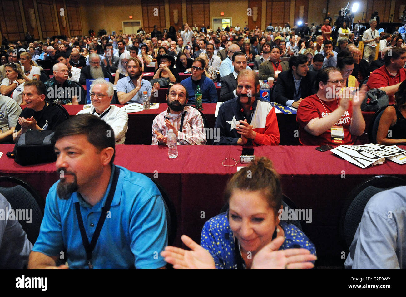 Orlando, Florida, Stati Uniti d'America. 28 Maggio, 2016. I delegati della convenzione clap durante il Partito libertario presidential dibattito moderato da host radio Larry Elder presso il 2016 libertarie Nominating Convention presso il Rosen Centre Hotel di Orlando, in Florida, il 28 maggio 2016. I candidati nel corso del dibattito sono stati Marc Allan Feldman, Darryl Perry, Austin Petersen, John McAfee, ed ex governatore del Nuovo Messico Gaary Johnson. Convenzione delegati potranno scegliere il loro partito del candidato presidenziale domani. Credito: Paul Hennessy/Alamy Live News Foto Stock