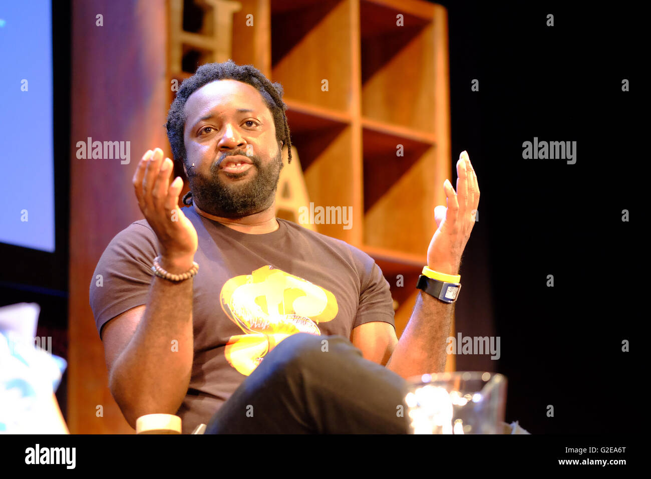 Festival di fieno, Hay on Wye, Wales, Regno Unito Maggio 2016. Autore e 2015 Man Booker Prize Winner Marlon James sul palco del Festival di fieno parlando il suo romanzo breve storia di sette uccisioni. Foto Stock