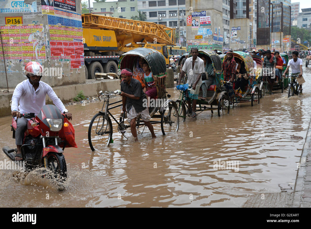 Dacca in Bangladesh. 28 Maggio, 2016. Veicoli tentano la guida e i cittadini sono a piedi attraverso la registrazione di acqua strade di Dhaka in Bangladesh. Il 28 maggio 2016 pesante acquazzone di monsone causato estreme la registrazione di acqua nella maggior parte delle aree della città di Dhaka, Bangladesh. Le strade sono state sommerse rendere il viaggio lento e dannosa. Credito: Mamunur Rashid/Alamy Live News Foto Stock