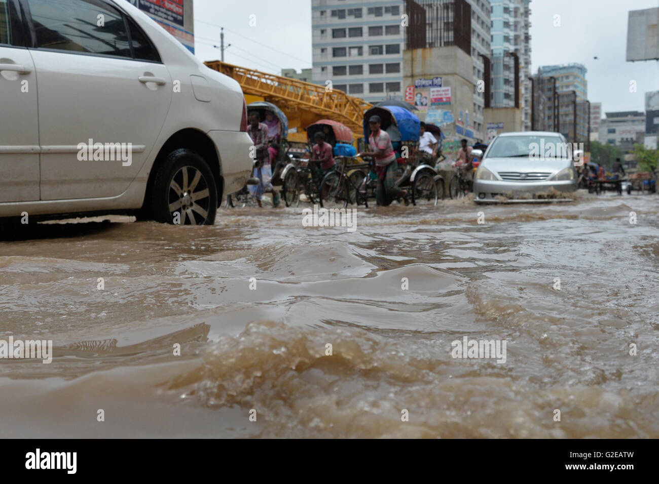 Dacca in Bangladesh. 28 Maggio, 2016. Veicoli tentano la guida e i cittadini sono a piedi attraverso la registrazione di acqua strade di Dhaka in Bangladesh. Il 28 maggio 2016 pesante acquazzone di monsone causato estreme la registrazione di acqua nella maggior parte delle aree della città di Dhaka, Bangladesh. Le strade sono state sommerse rendere il viaggio lento e dannosa. Credito: Mamunur Rashid/Alamy Live News Foto Stock