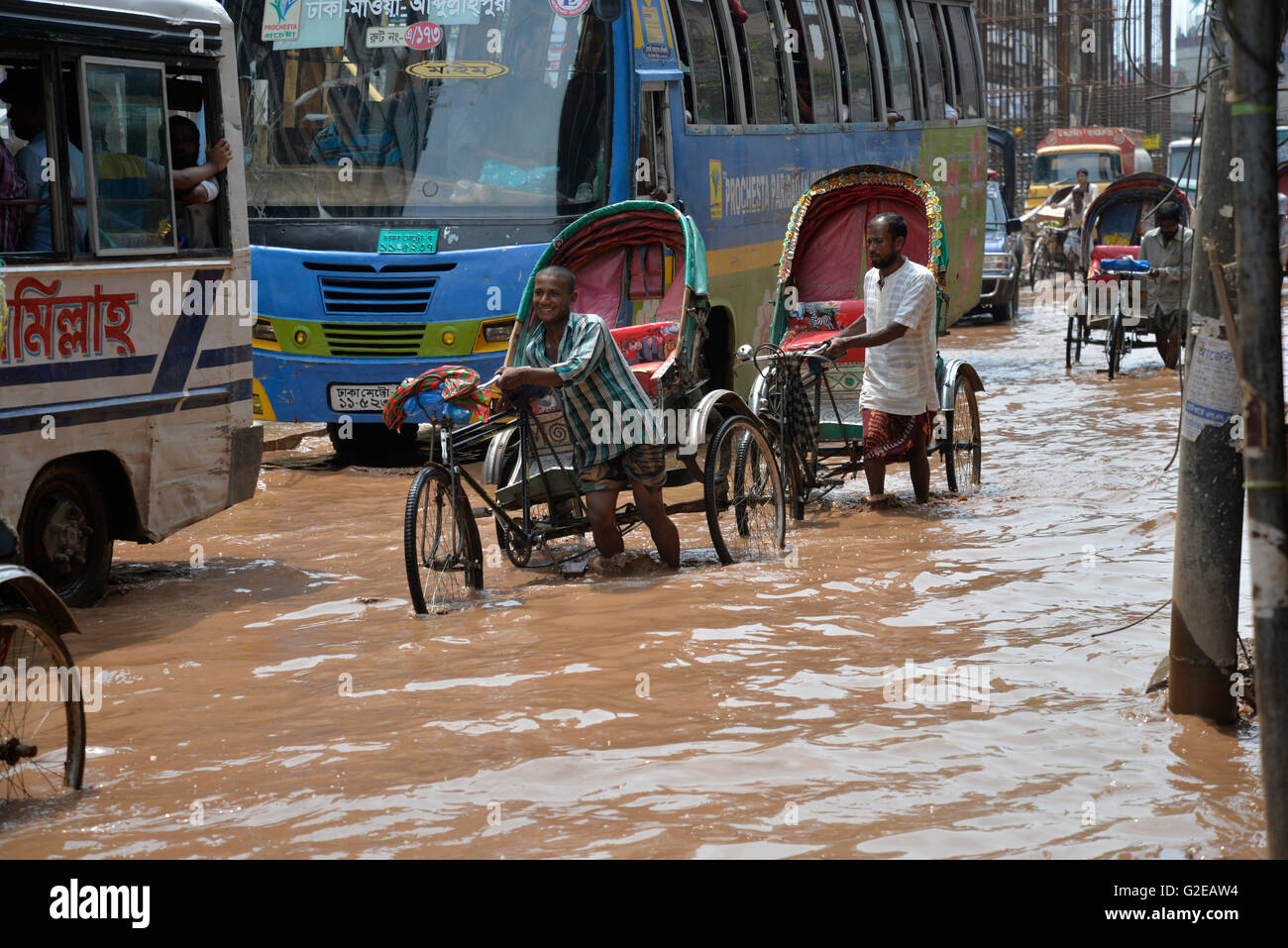 Dacca in Bangladesh. 28 Maggio, 2016. Veicoli tentano la guida e i cittadini sono a piedi attraverso la registrazione di acqua strade di Dhaka in Bangladesh. Il 28 maggio 2016 pesante acquazzone di monsone causato estreme la registrazione di acqua nella maggior parte delle aree della città di Dhaka, Bangladesh. Le strade sono state sommerse rendere il viaggio lento e dannosa. Credito: Mamunur Rashid/Alamy Live News Foto Stock