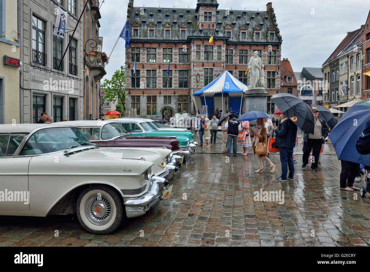 Halle, Belgio. 29 Maggio, 2016. Old timer auto d'epoca parade e la celebrazione dei giorni felici di Halle sulla storica piazza centrale a Halle, Belgio, domenica 5 maggio 2016 Credit: Skyfish/Alamy Live News Foto Stock