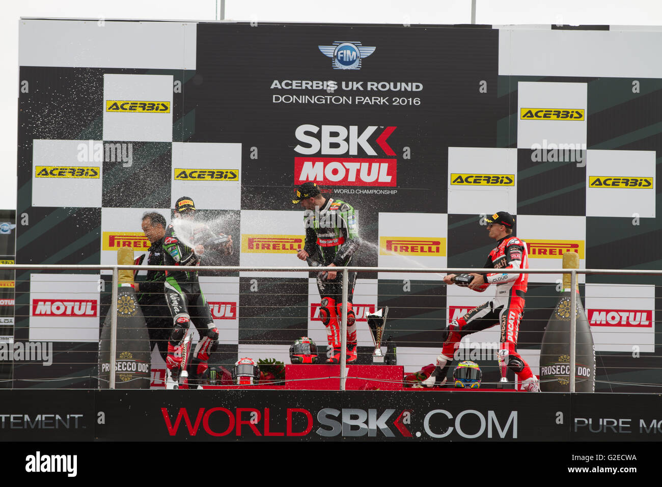 Donington Park, Derby, Regno Unito. 29 Maggio, 2016 WSB gara due podio con vincitore Tom Sykes e secondo posto per Jonathan Rea e terzo per Chaz Davies,questo è stato Tom Sykes ottava vittoria di fila a Donington Park Credit: Steven roe/Alamy Live News Foto Stock