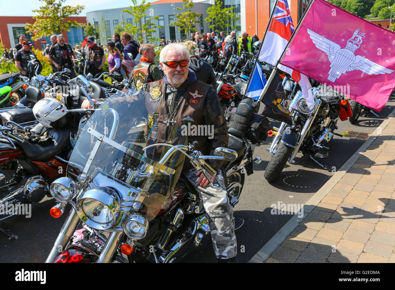 Glasgow, Regno Unito. 29 Maggio, 2016. Motociclisti di tutta la Scozia ha incontrato a Erskine vicino a Glasgow per una moto rally a sostegno di Erskine ospedale per veterani militari. È stato stimato che più di mille moto ha preso parte alla parata intorno a Erskine prima di finire nella motivazione di Erskine ospedale per un pomeriggio in Estate fete. Credito: Findlay/Alamy Live News Foto Stock