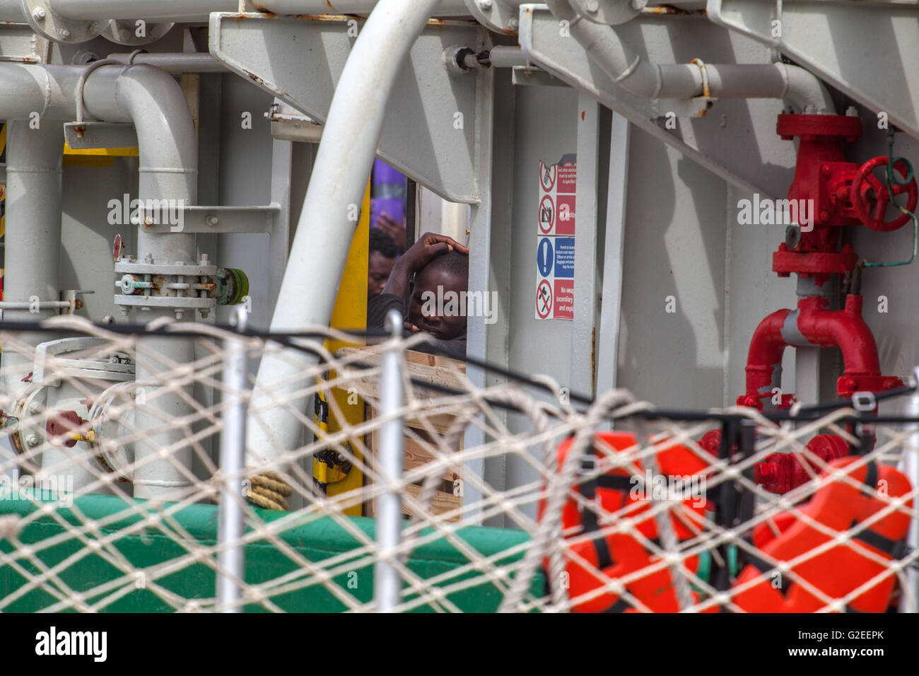 Palermo, Italia. 29 Maggio, 2016. I Medici Senza Frontiere (MSF) nave arrivato al porto di Palermo, Italia il 29 maggio 2016 trasportano circa 600 immigrati africani. Credito: Antonio Melita/Alamy Live News Foto Stock