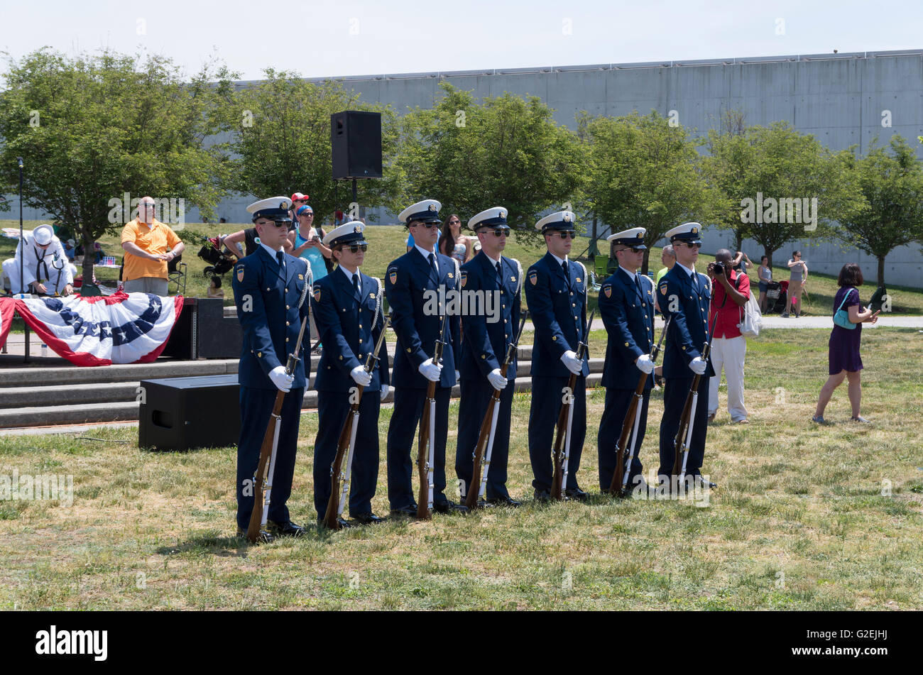 Guardia Costiera degli Stati Uniti Silent Drill Team di eseguire presso la flotta settimana evento al Liberty State Park. Gli spettatori a guardare come le guardie costiere th Foto Stock