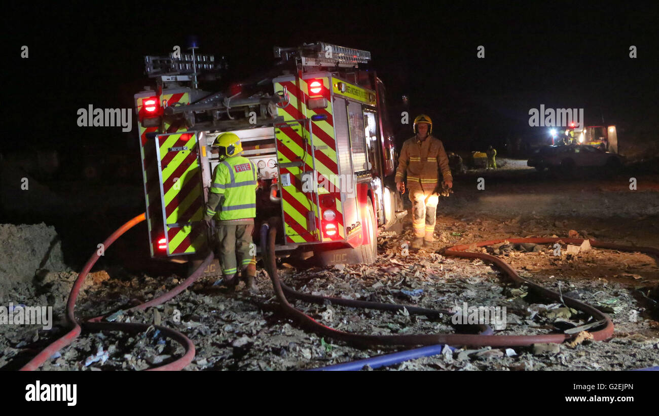 Ringwood, Hampshire, Regno Unito. Il 30 maggio 2016. Ottanta vigili del fuoco da stazioni attraverso Hampshire e Dorset tentano di contenere un tripudio che è scoppiata in un 50ft in profondità e 30 piedi largo foro sul Veolia Blue Haze discarica in Somerley, Ringwood equipaggi sono stati avvisati del blaze appena dopo le 19.30 di questa sera. Fire comandanti in carica dell'incidente sono chiamati in due un elevato volume di pompe (HVP) da Hampshire e Dorset per aiutare a portare una tanto necessari approvvigionamenti di acqua nel tentativo di spegnere la fiamma. Credito: uknip/Alamy Live News Foto Stock