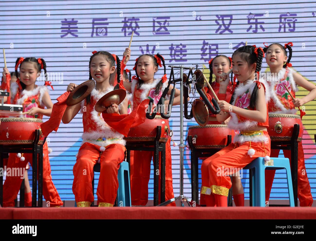 Pechino, Cina. Il 30 maggio 2016. I bambini giocano musica folk durante una celebrazione di salutare la prossima Giornata per i bambini a Fuxue Hutong scuola primaria a Pechino, capitale della Cina, 30 maggio 2016. © Luo Xiaoguang/Xinhua/Alamy Live News Foto Stock