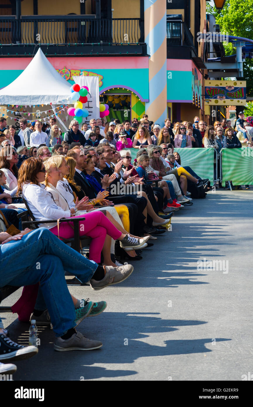 Stoccolma, Svezia, 29 maggio, 2016. infanzia giornata presso il parco dei divertimenti di Gröna lund. Questo è il tredicesimo anno di fila che questo giorno speciale è disposta a Gröna lund. Lo scopo è quello di raccogliere denaro per il mondo dell infanzia della fondazione opera per aiutare i bambini vulnerabili. mondo infanzia foundation - fondata da h.m Regina Silvia di Svezia. h.m Regina Silvia di Svezia assiste. Credito: barbro bergfeldt/alamy live news Foto Stock