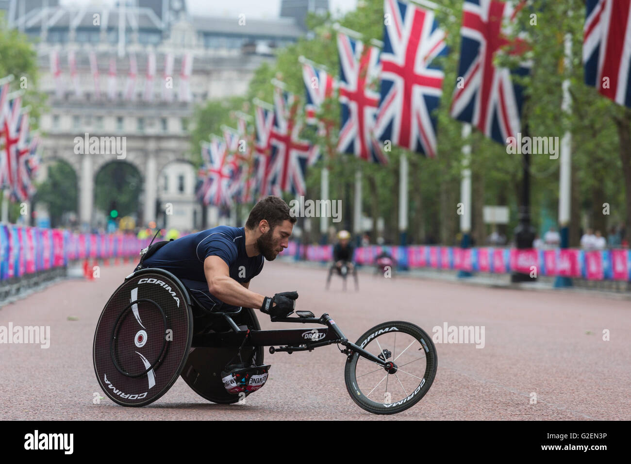 Londra, Regno Unito. Il 30 maggio 2016. Sedia a rotelle atleta Justin Levene si riscalda sul Mall. La vitalità di Londra 10000 m gara si svolge nel centro di Londra con i corridori e gli atleti in sedia a rotelle a partire e la finitura sul Mall. La manifestazione è anche il britannico 10K la gara su strada dei campionati. Credito: Immagini vibranti/Alamy Live News Foto Stock