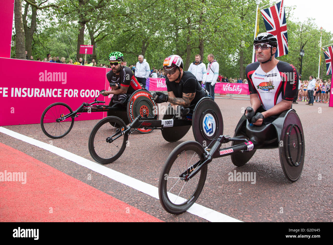 Londra, Regno Unito. Il 30 maggio 2016. Gli atleti in sedia a rotelle, David Weir al centro, line up prima dell'inizio. La vitalità di Londra 10000 m gara si svolge nel centro di Londra con i corridori e gli atleti in sedia a rotelle a partire e la finitura sul Mall. La manifestazione è anche il britannico 10K la gara su strada dei campionati. Credito: Immagini vibranti/Alamy Live News Foto Stock