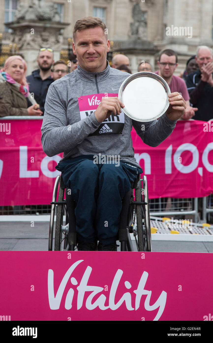 Londra, Regno Unito. Il 30 maggio 2016. David Weir sul podio. La vitalità di Londra 10000 m gara si svolge nel centro di Londra con i corridori e gli atleti in sedia a rotelle a partire e la finitura sul Mall. La manifestazione è anche il britannico 10K la gara su strada dei campionati. Credito: Immagini vibranti/Alamy Live News Foto Stock