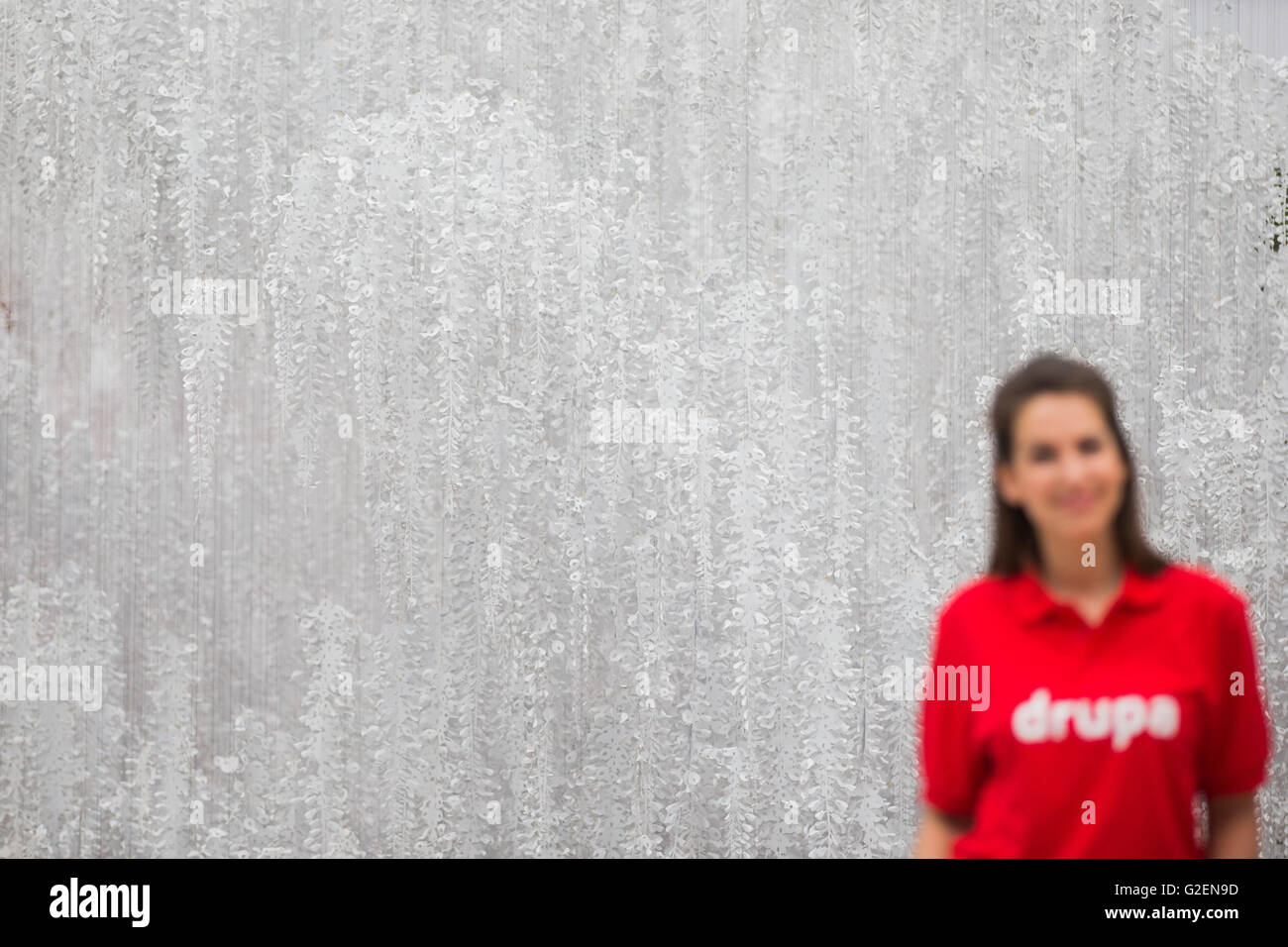 Duesseldorf, Germania. Il 30 maggio 2016. Un modello sta in piedi di fronte ad un arte di installazione del gruppo artistico Wanda Barcellona, che è fatta di 8.000 fogli A0 carta durante un tour fotografico del 'Drupa' stampa media fiera di Duesseldorf, Germania, 30 maggio 2016. Drupa, la più grande fiera per i supporti di stampa che si svolge dal 31 maggio fino al 10 giugno 2016 a Duesseldorf. Foto: ROLF VENNENBERND/dpa/Alamy Live News Foto Stock