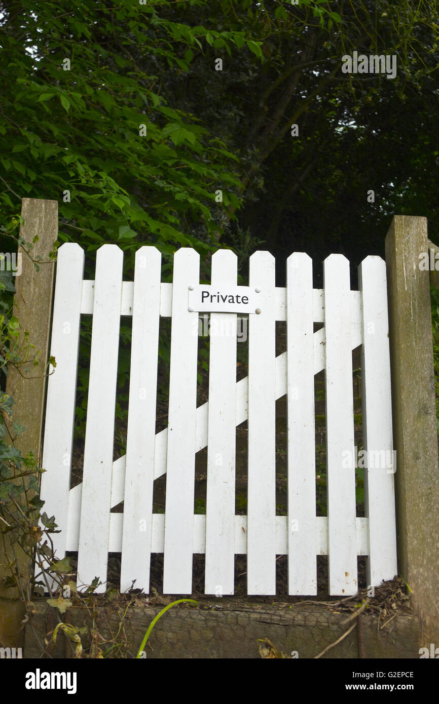 Bianco Garden gate con accesso privato Foto Stock