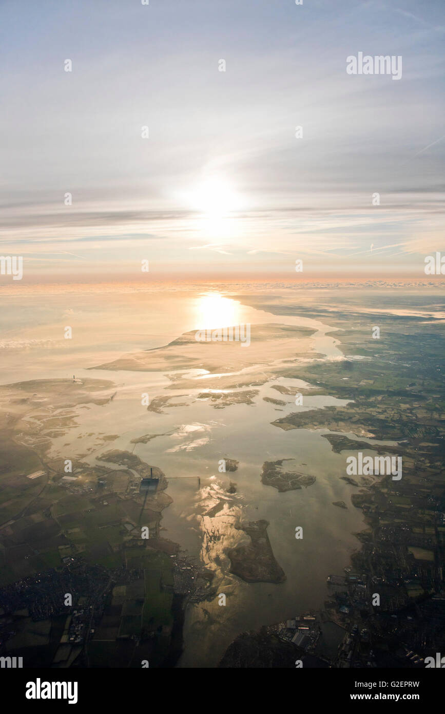 Verticale vista aerea dell'Isle of Sheppey e Thames Estuary in tutta la campagna del Kent. Foto Stock