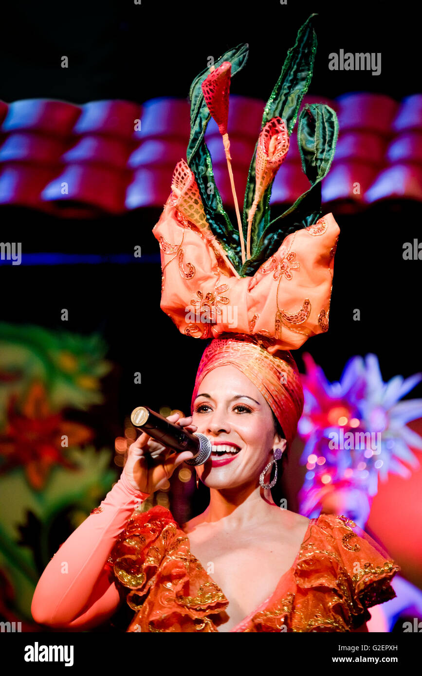 Ritratto verticale di una donna cantare in un cubano di spettacolo di cabaret, Cuba. Foto Stock