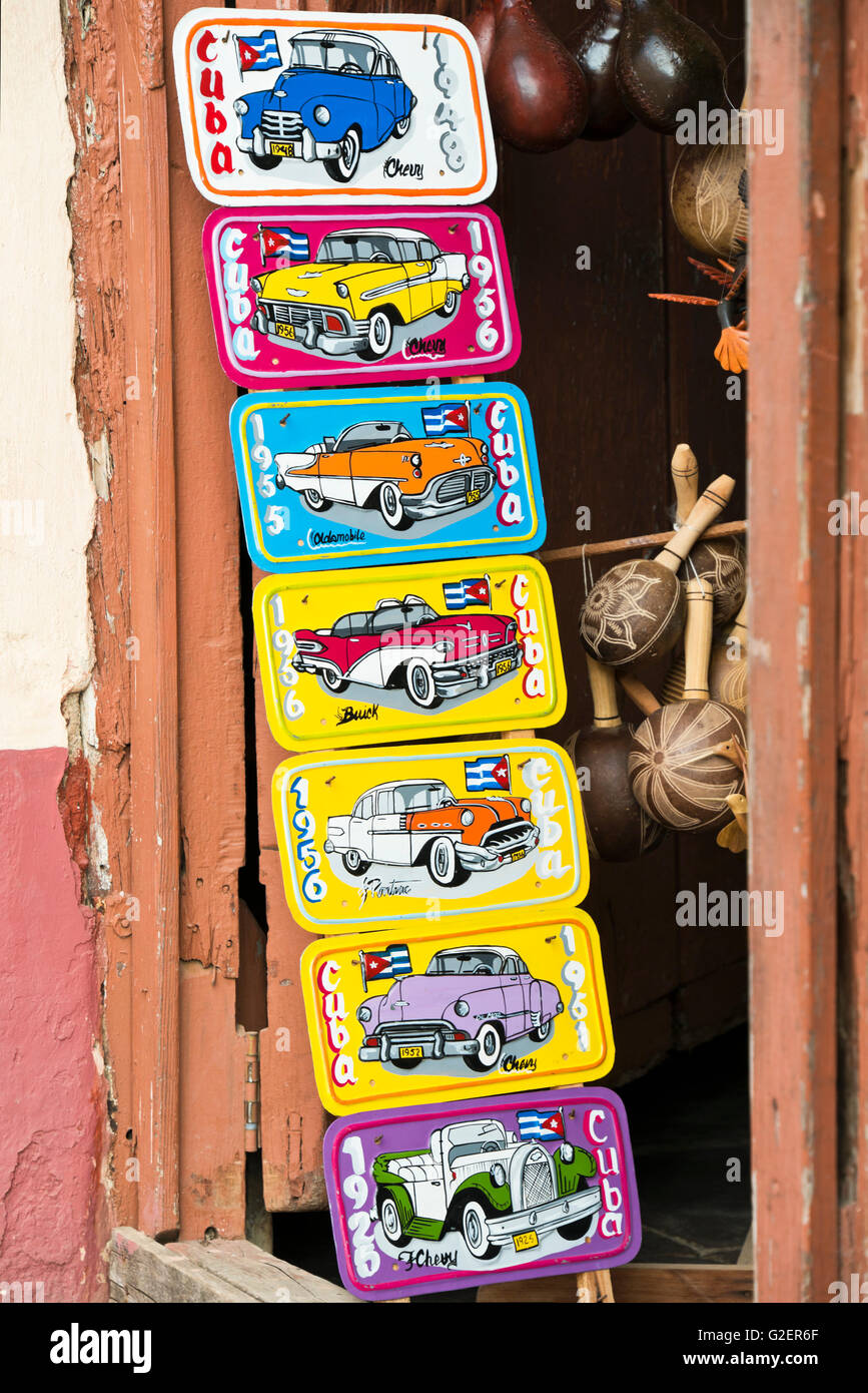 Vista verticale di un negozio che vende le placche di auto classiche in Trinidad, Cuba. Foto Stock