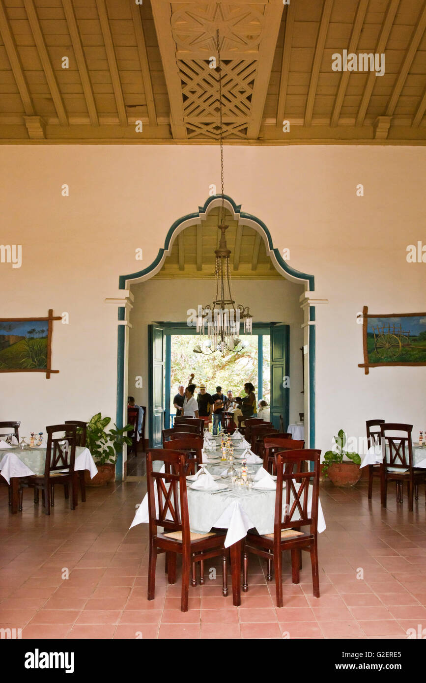 Vista verticale di una stanza a Manaca Iznaga in Valle de los Ingenios impostata per la cena, Cuba. Foto Stock