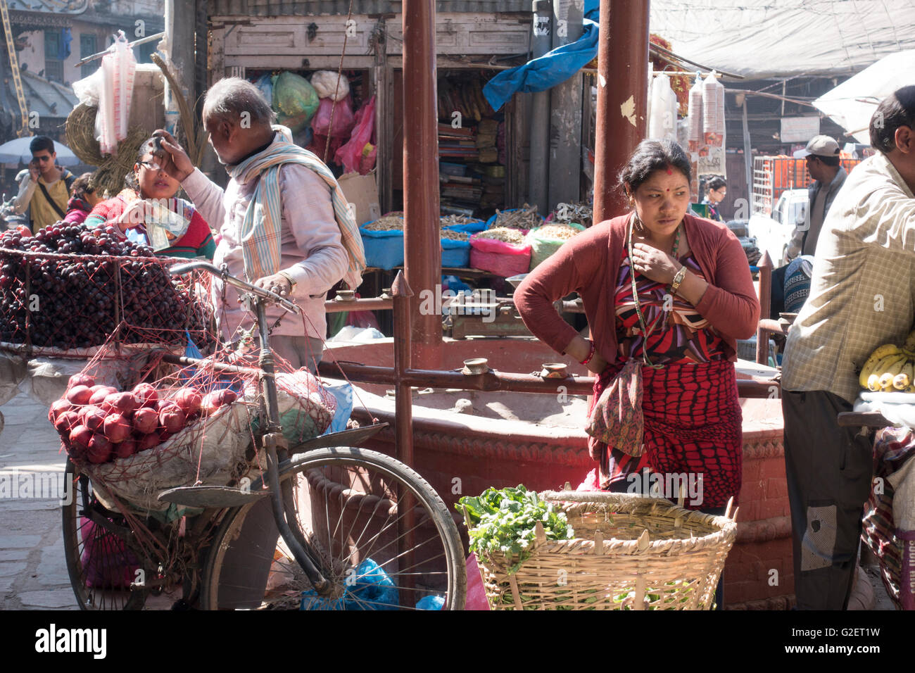 People shopping in Asan Tole Mercato, Kathmandu, Nepal, Asia Foto Stock