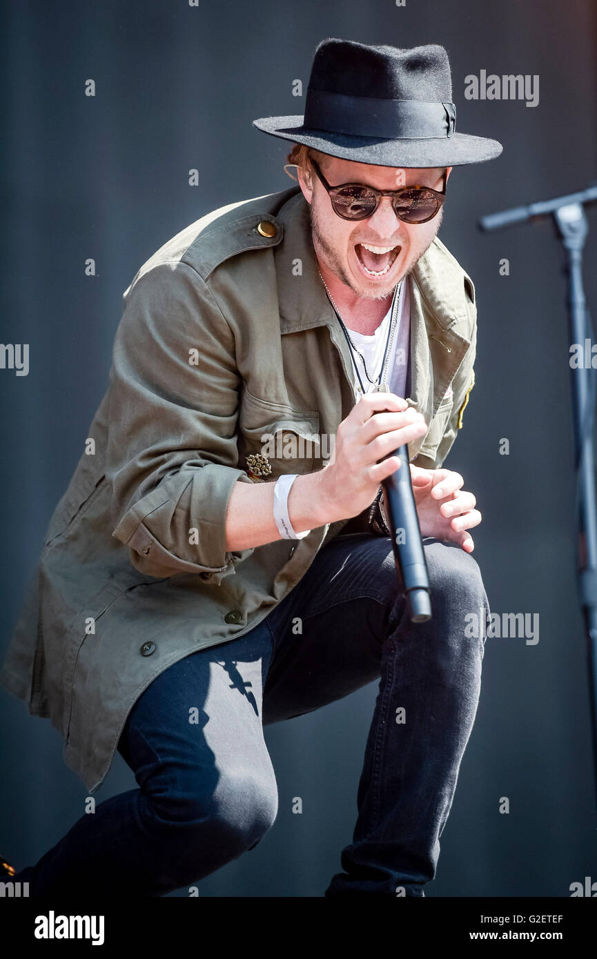 OneRepublic cantante Ryan Tedder esegue sul palco durante la BBC Radio 1's Big Weekend al Castello di Powderham in Exeter. Foto Stock