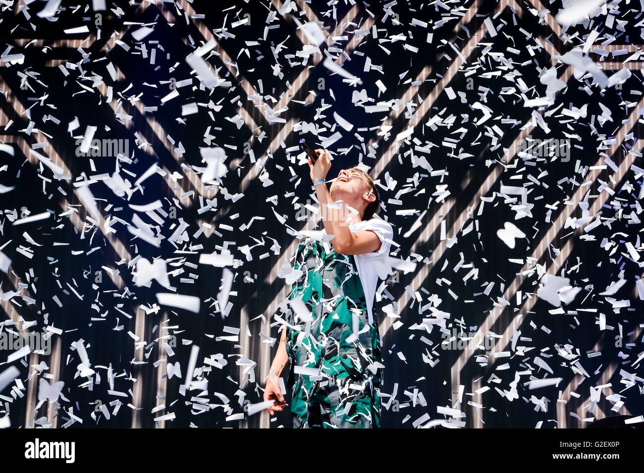 Anni e anni di cantante Olly Alexander esegue sul palco durante la BBC Radio 1's Big Weekend al Castello di Powderham in Exeter. Foto Stock