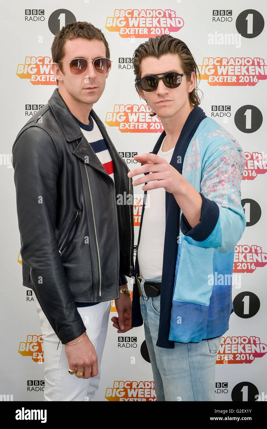 Ultimo shadow puppets Miles Kane (sinistra) e Alex Turner back stage durante la BBC Radio 1's Big Weekend al Castello di Powderham in Exeter. Foto Stock