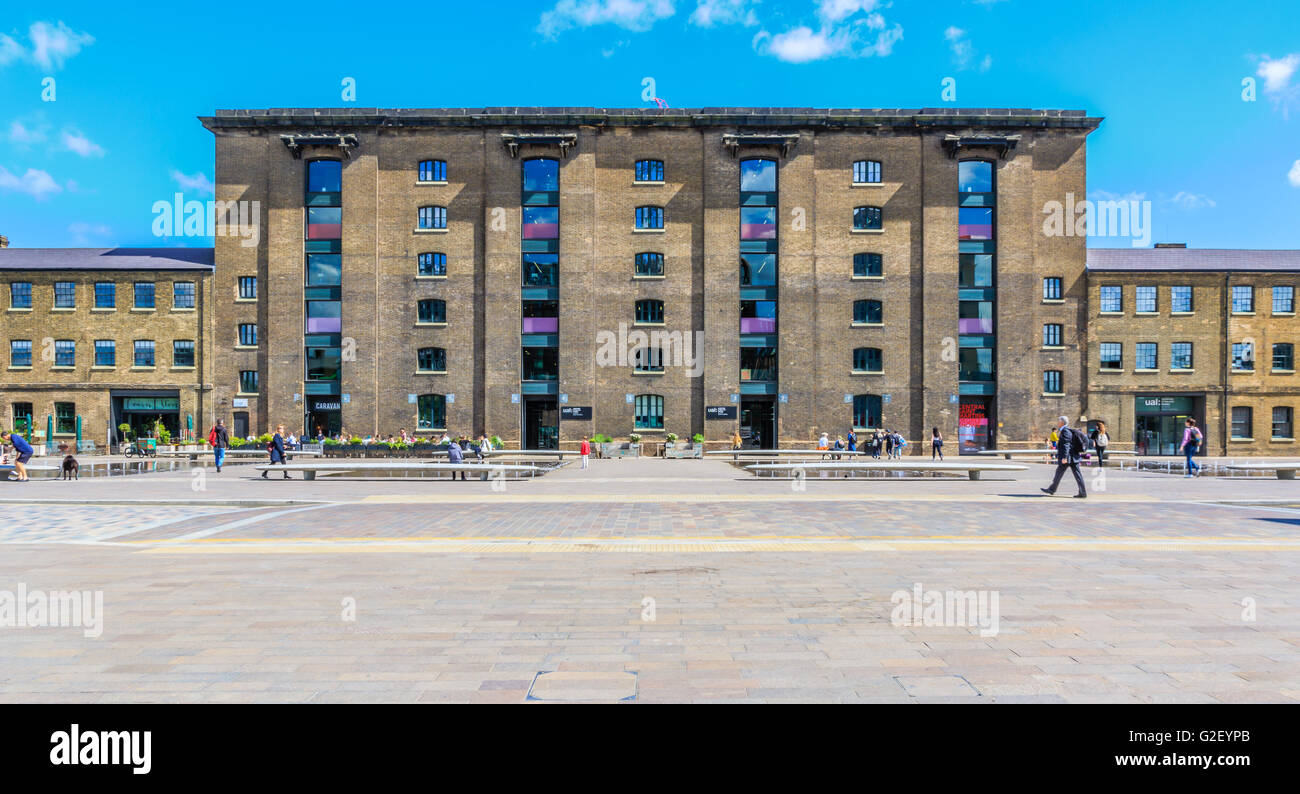 Londra, Regno Unito - 23 maggio 2017 - studenti e turisti camminano attraverso Granary Square e il campus King's Cross del Central Saint Martins Foto Stock