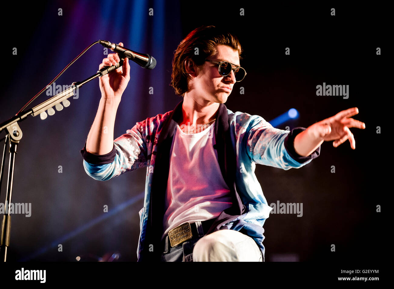 Alex Turner dall'ultimo shadow puppets esegue sul palco durante la BBC Radio 1's Big Weekend al Castello di Powderham in Exeter. Foto Stock